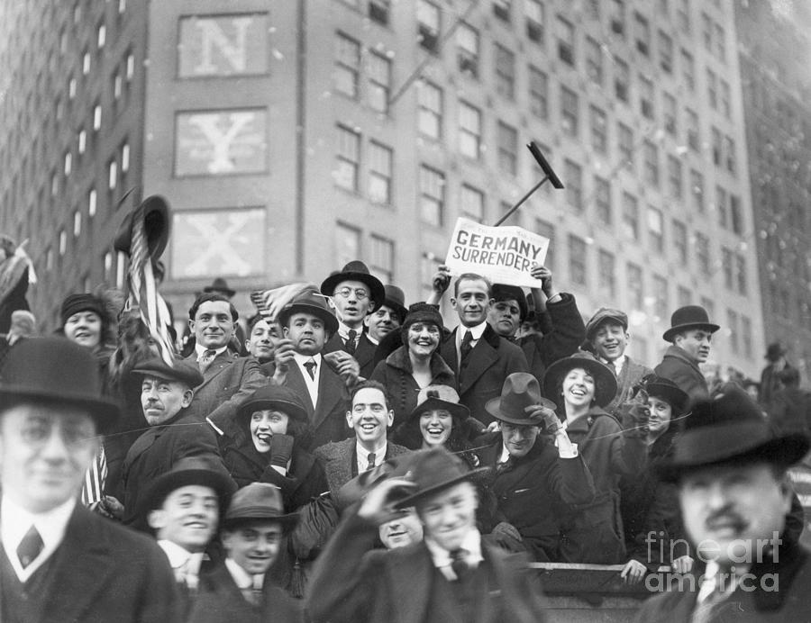 New Yorkers Celebrating Surrender Photograph by Bettmann