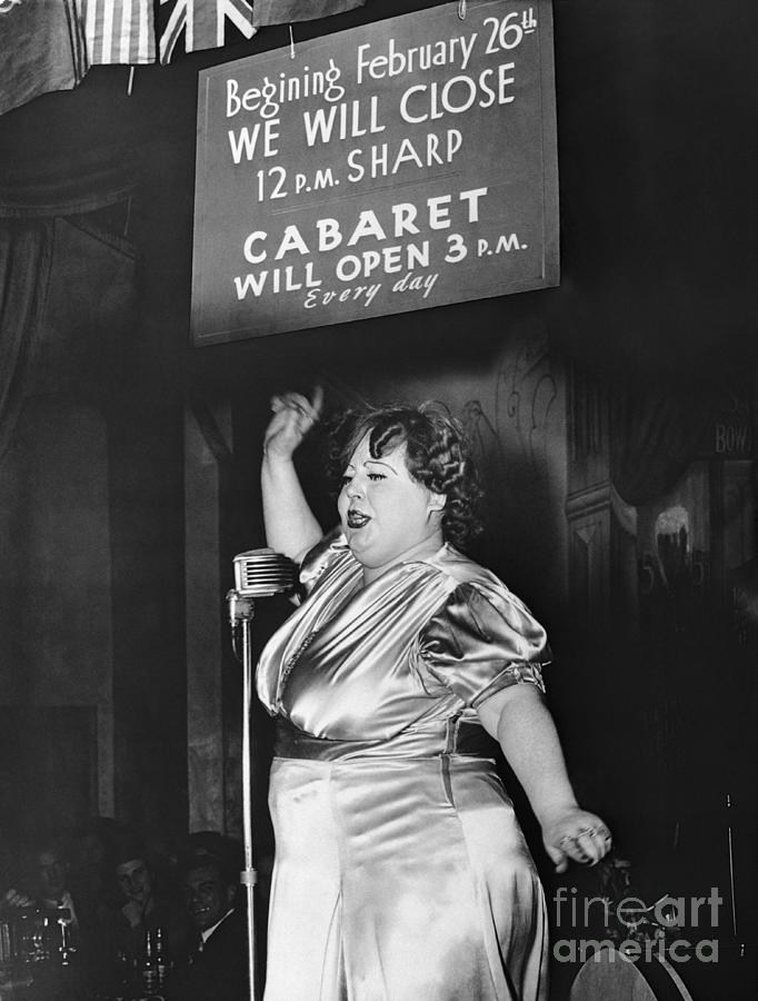 Nightclub Signer Pointing At Sign Photograph by Bettmann