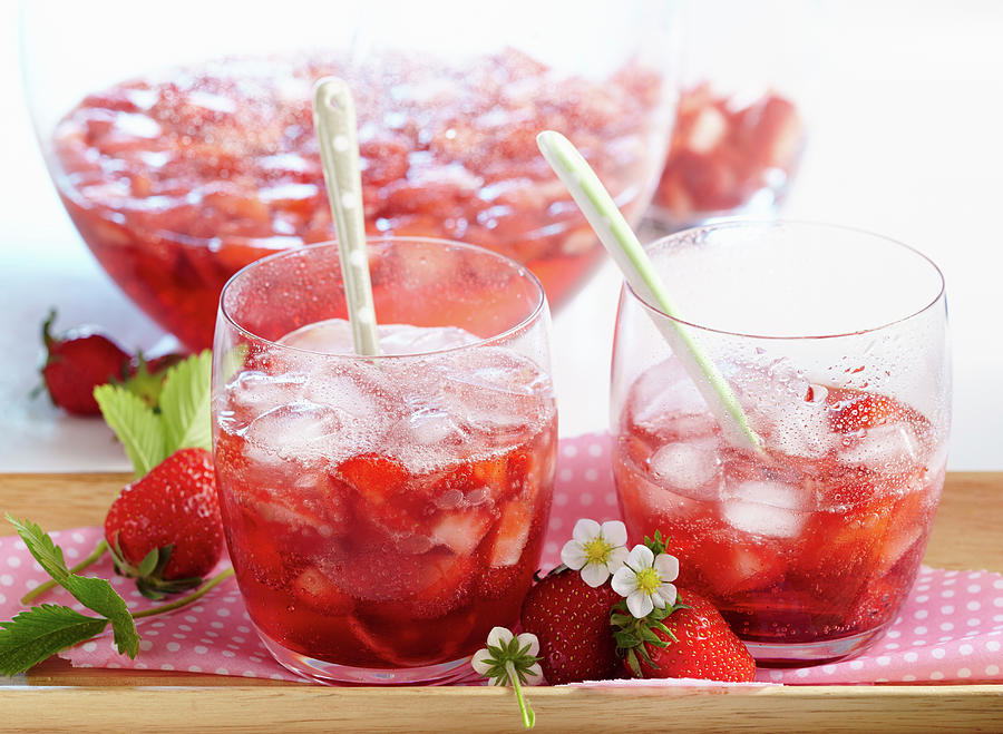 Non-alcoholic Strawberry Punch Photograph by Teubner Foodfoto