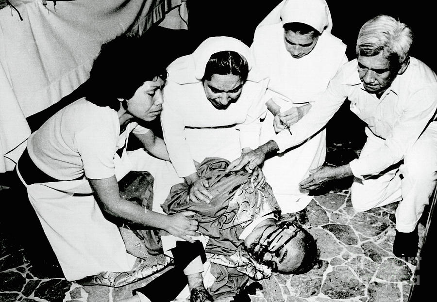 Nuns Surrounding Archbishop Oscar Romero Photograph by Bettmann