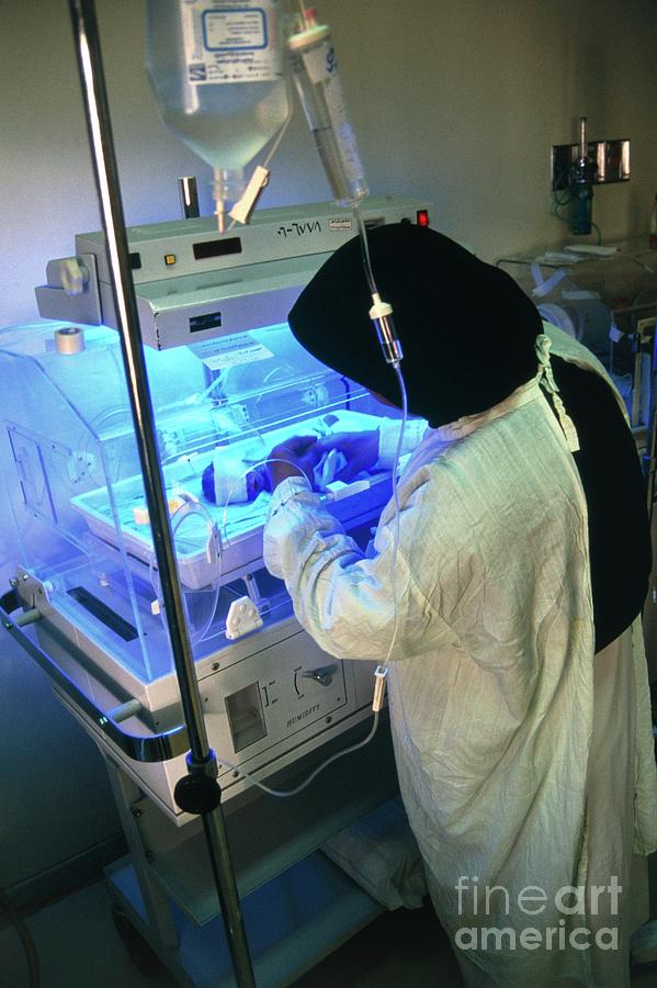 Nurse With A Baby In Incubator Having Phototherapy Photograph by A. Crump, Tdr, Who/science Photo Library