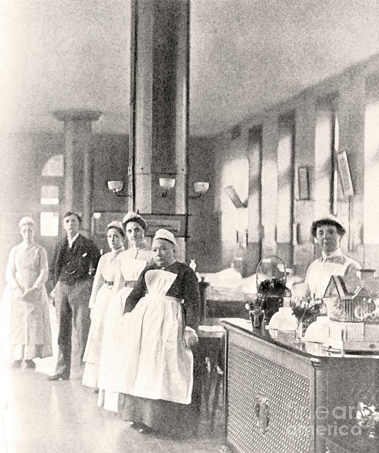 Nurses In A Ward At St. Thomas' Hospital Photograph by National Library ...