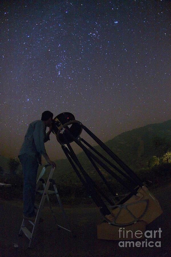 Observer Using A Dobsonian Telescope Photograph By Babak Tafreshi Science Photo Library