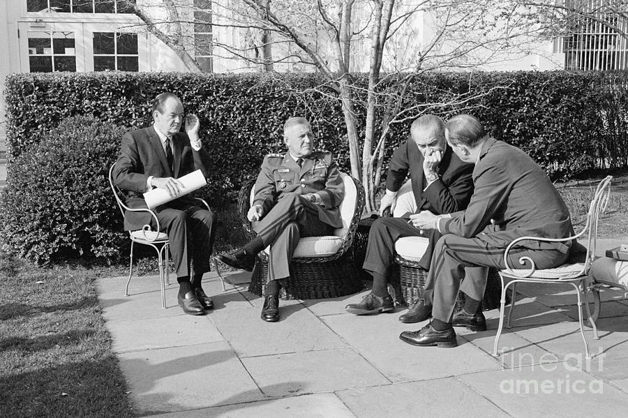 Officials Meeting In White House Rose Photograph by Bettmann