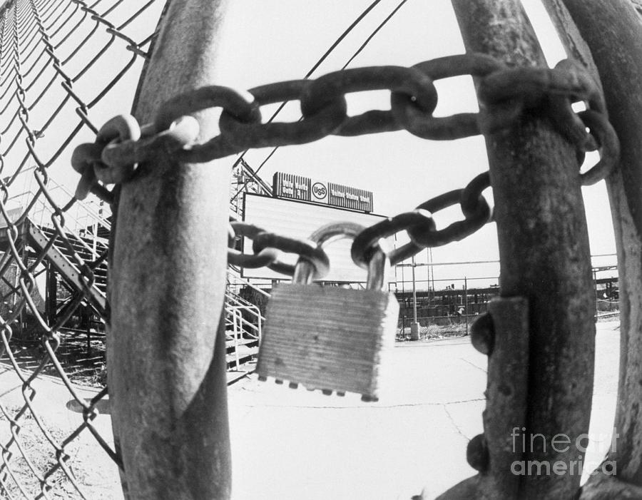 Ohio Steelmills Gates Padlocked Photograph by Bettmann