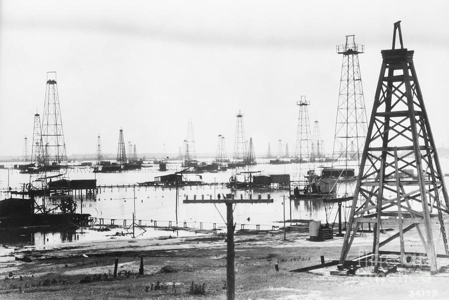 Oil Rigs In Gulf Of Mexico Photograph by Bettmann