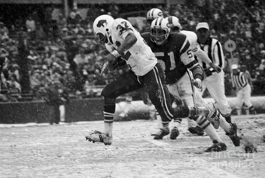 New York Jets Photograph - O.j. Simpson Slipping Past The Jets by Bettmann