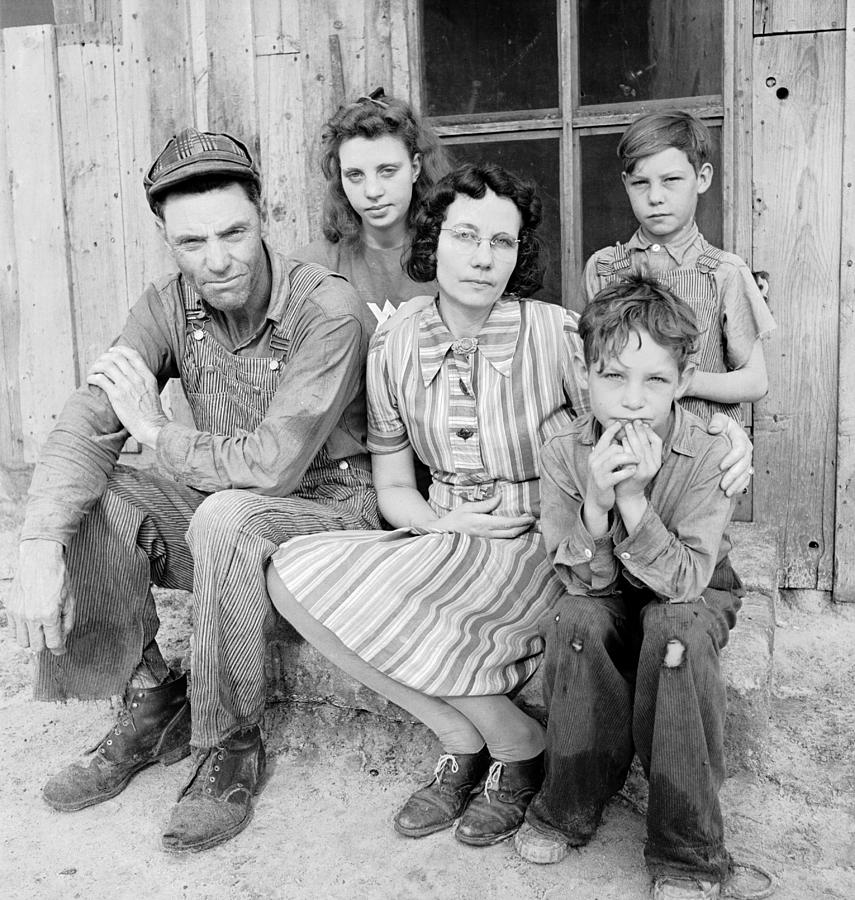 Black And White Photograph - Oklahoma Family by Alfred Eisenstaedt