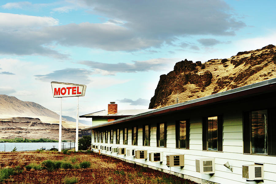 Old Motel In The Desert Photograph by Kevinruss