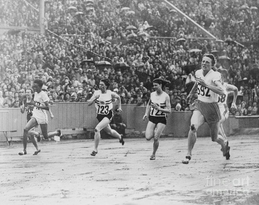 Olympic Track Race With Fanny Photograph by Bettmann