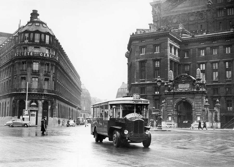 On 9 April 1951, The Bus Line 22 Opera Photograph by Keystone-france