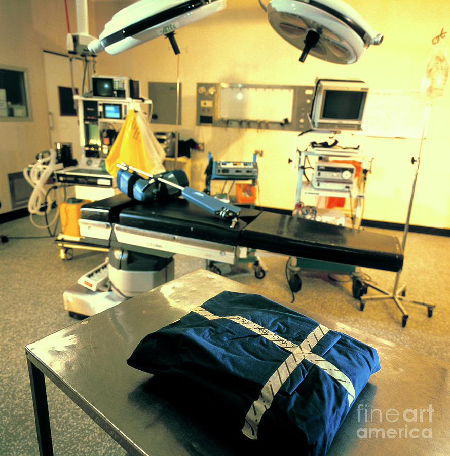 Bed Photograph - Operating Theatre by Colin Cuthbert/science Photo Library
