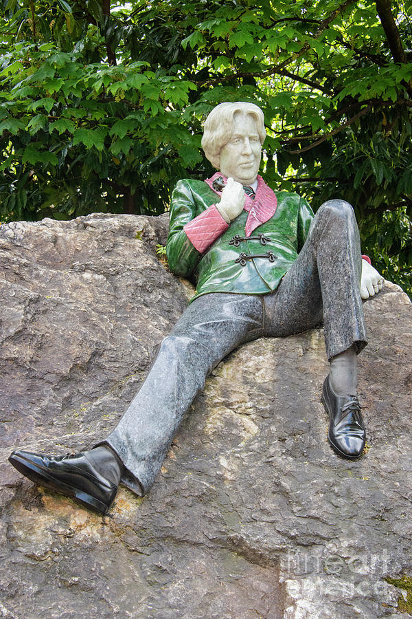 Oscar Wilde Statue Two Photograph by Bob Phillips