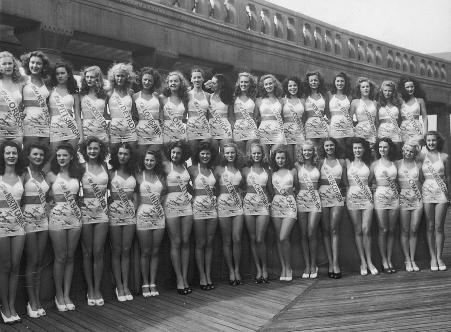 Pageant Pose Photograph by Hulton Archive