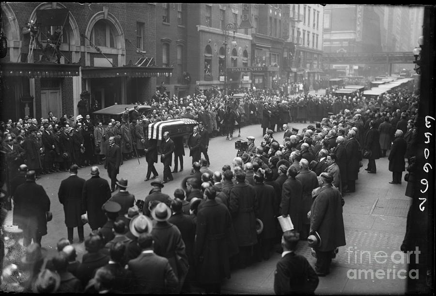 Pallbearers Carry Samuel Gompers Coffin By Bettmann