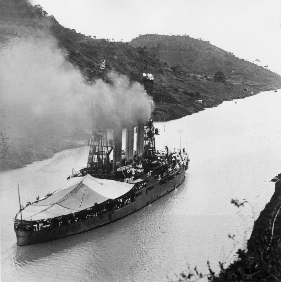 Panama Passage Photograph by Hulton Archive