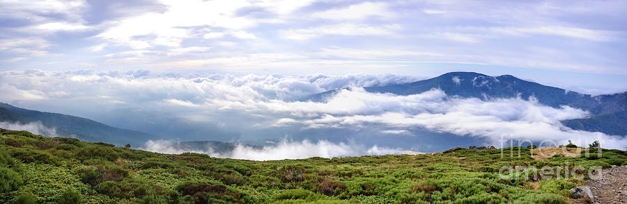 Panoramic image of the views of the Sierra de Guadarrama with its clouds from the top of a mountain peak. Photograph by Joaquin Corbalan