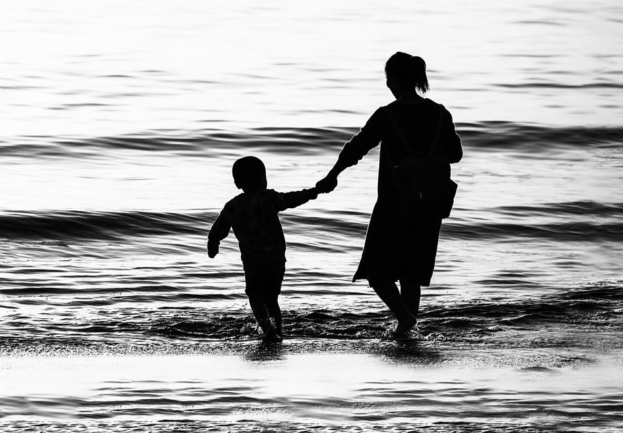 Beach Photograph - Parent And Child by Makihiko Hayama