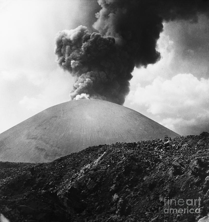 Paricutin Volcano Erupting Photograph by Bettmann