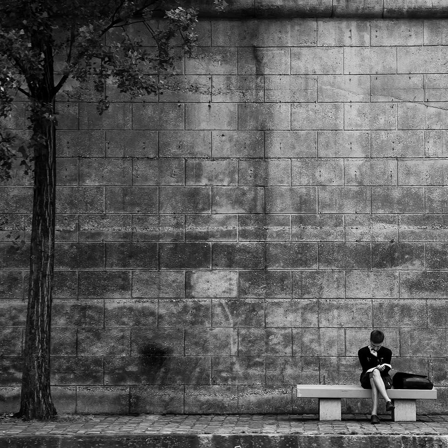 Paris Photograph - Paris Reading by Ali Khataw