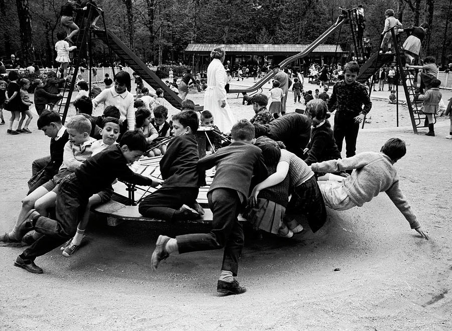 Black And White Photograph - Parisian Children by Alfred Eisenstaedt