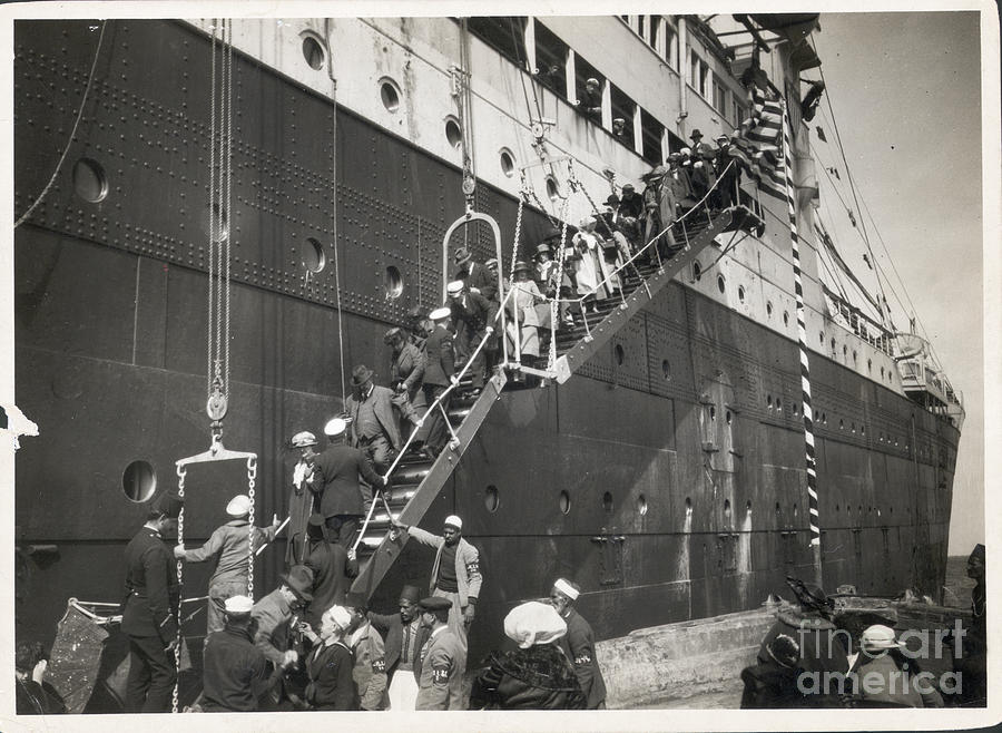 Passengers Come Down Ocean Liner Ladder Photograph by Bettmann