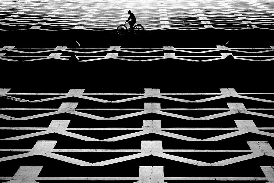 Black And White Photograph - Passing Che. Plaza De La Revolution. Santa Clara. Cuba. by Andreas Bauer