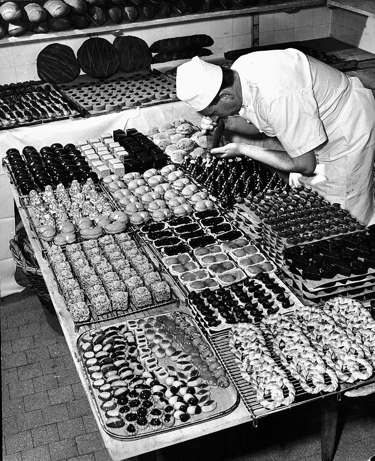 Black And White Photograph - Pastry Chef by Alfred Eisenstaedt