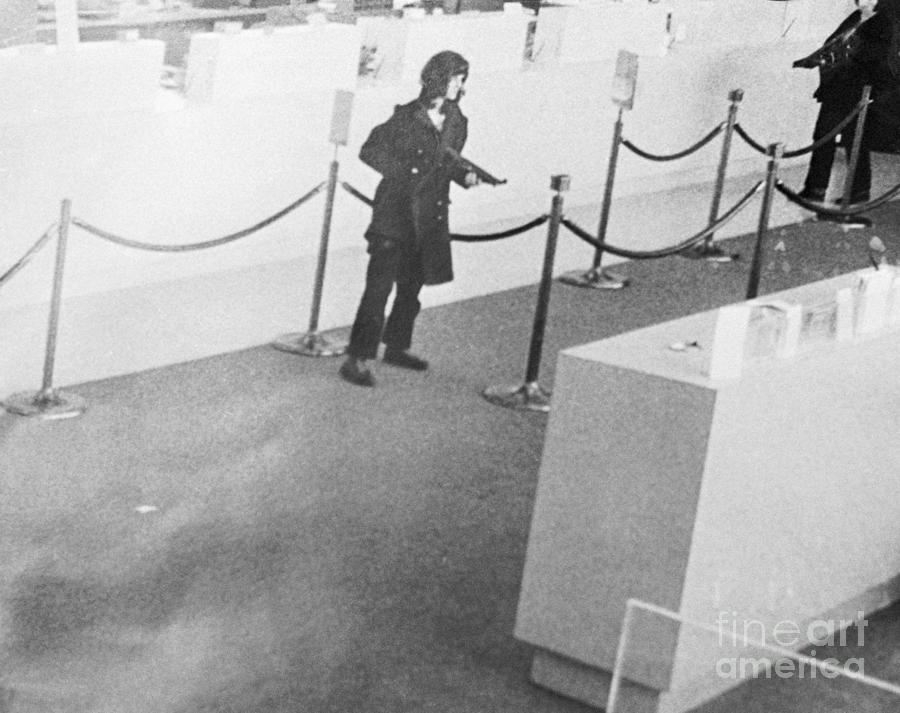 Patty Hearst With Rifle Inside Bank Photograph by Bettmann