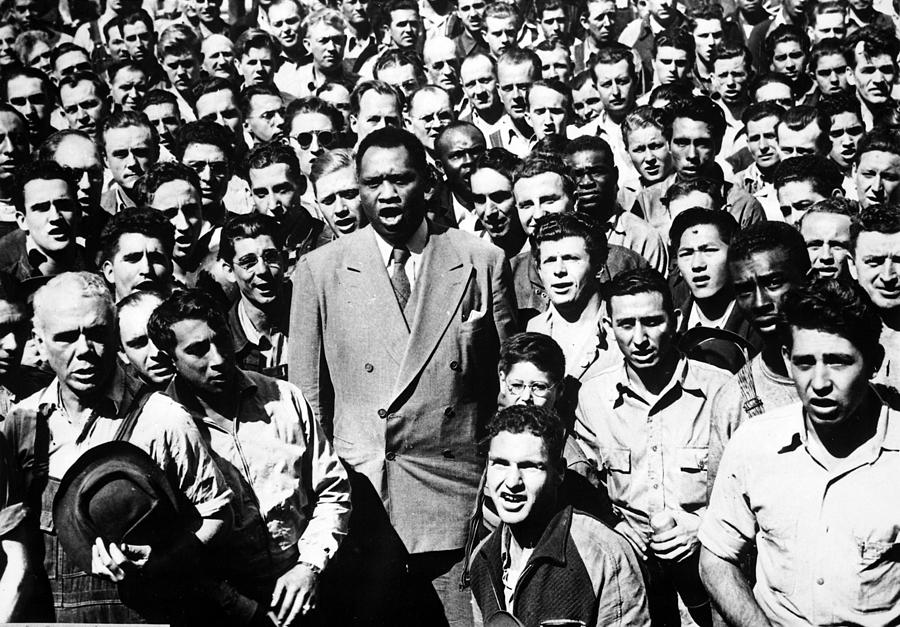 Paul Robeson Singing With Workers, 1942 Photograph by Science Source