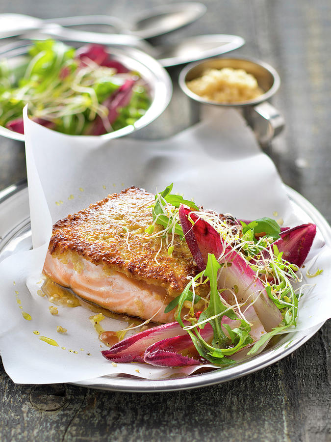 Pave De Saumon En Croute De Quinoa, Salade D'endive Rouge, Roquette Et ...