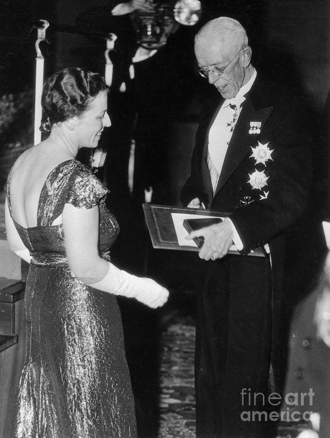Pearl Buck Receiving Nobel Prize Photograph by Bettmann