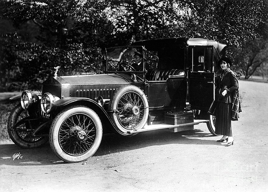 Pearl White With Her 1917 Rolls Royce Photograph by Bettmann