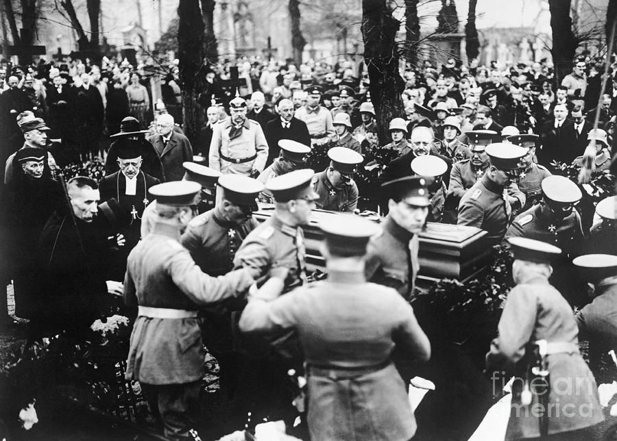Manfred Von Richthofen Photograph - People Carrying The Casket Of Manfred by Bettmann