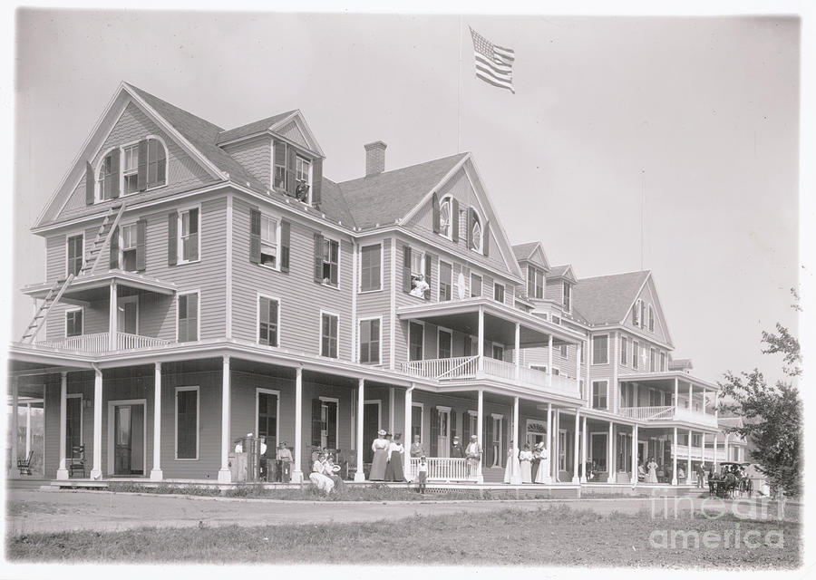 People On Exterior Of Catskills Hotel Photograph by Bettmann