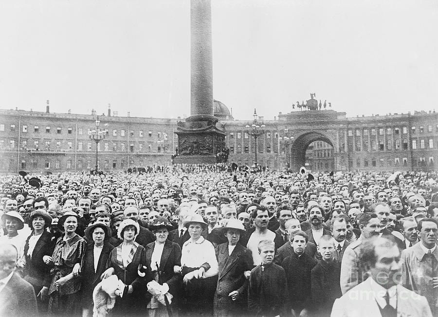 People Rally In Palace Square Photograph by Bettmann