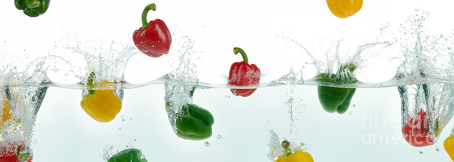 Peppers Splashing In Water Photograph by Leonello Calvetti/science Photo Library
