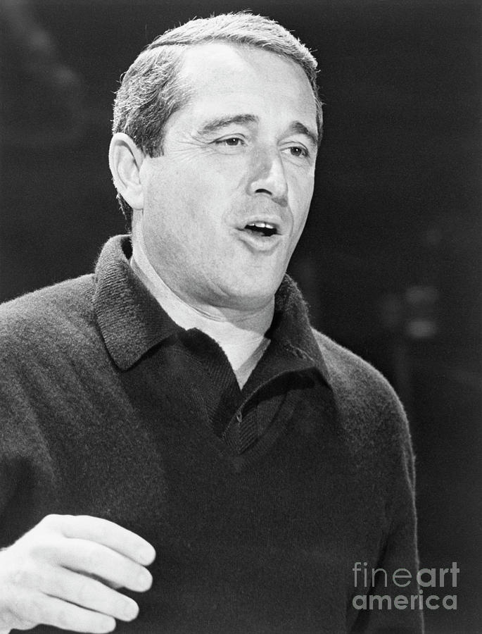 Perry Como Singing Photograph by Bettmann