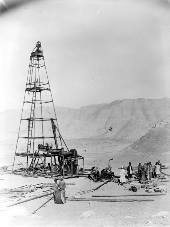 Persian Oilfield Photograph by Hulton Archive