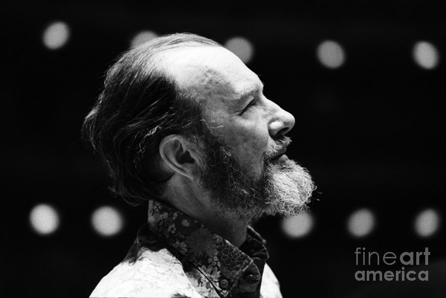 Pete Seeger At Carnegie Hall Photograph by The Estate Of David Gahr