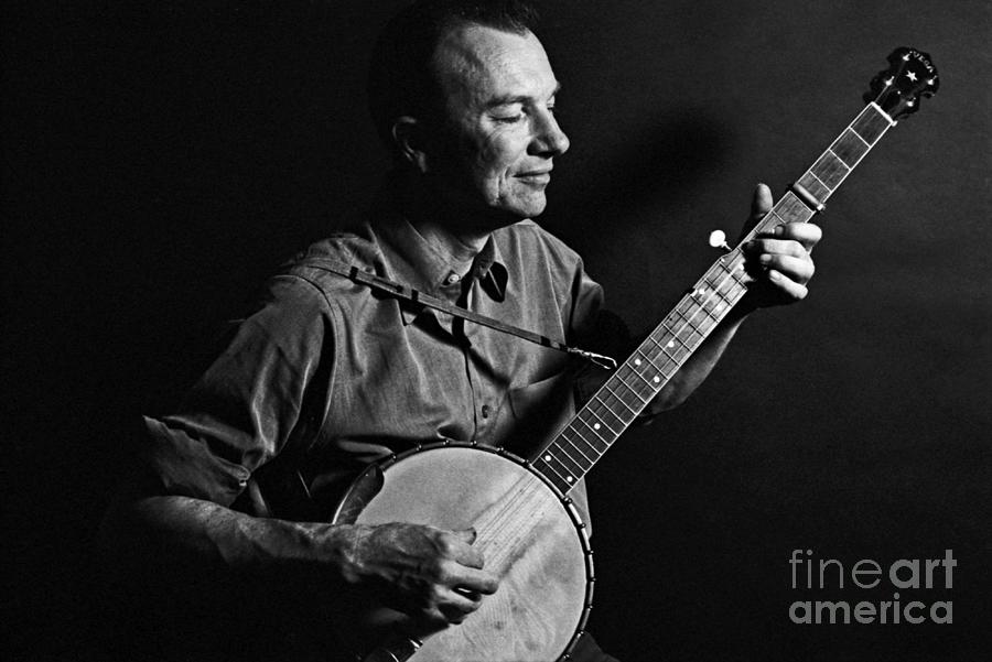 Pete Seeger In Nyc Photograph by The Estate Of David Gahr