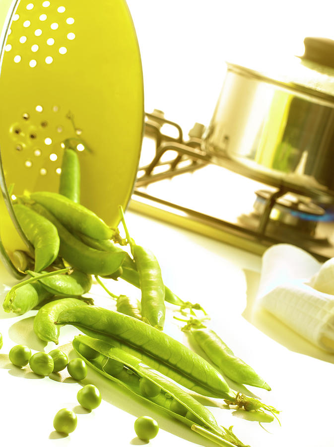 Vegetable Photograph - Petits Pois Frais En Cosse Sur Plan De Travail Fresh Peas With Pods On The Work-top by Studio - Photocuisine