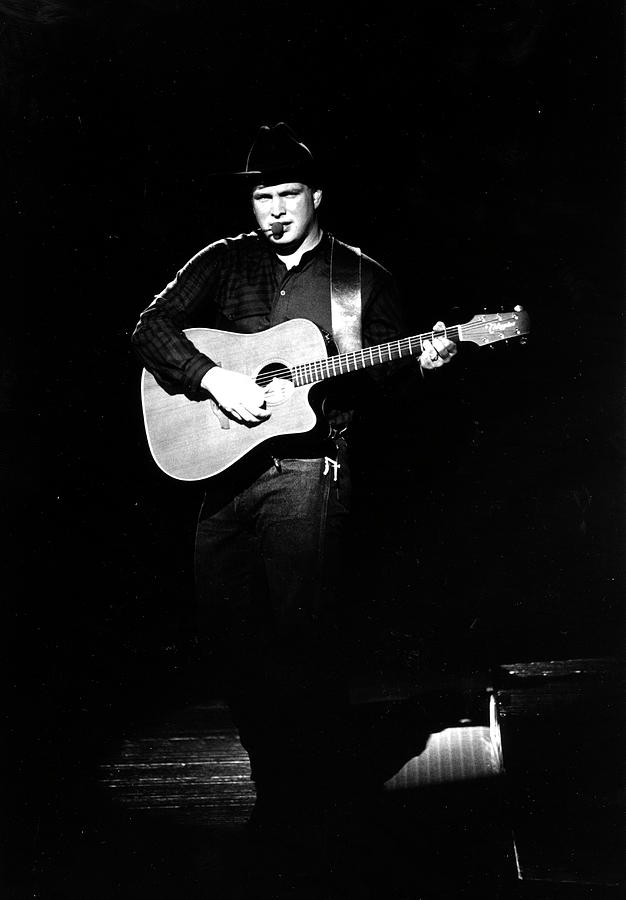 Garth Brooks Photograph - Photo Of Garth Brooks by Michael Ochs Archives