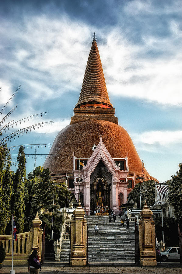 Phra Pathom Chedi Ratchaworawiharn Photograph by © Ho Soo Khim