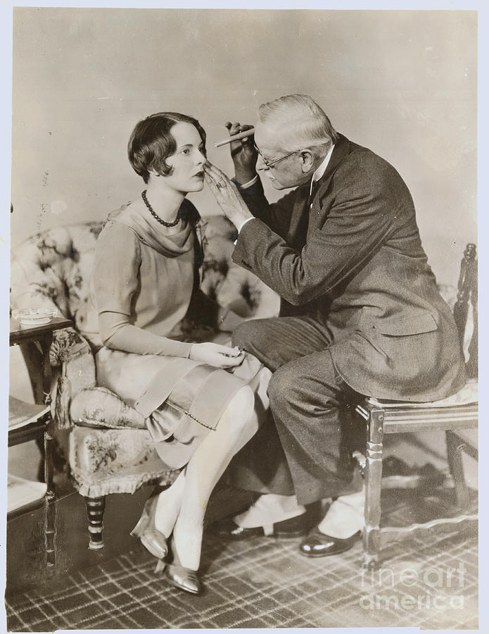 Physician Using Early Technique Photograph by Bettmann