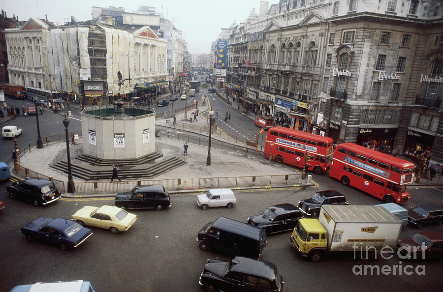 Piccadilly Circus Photograph by Bettmann
