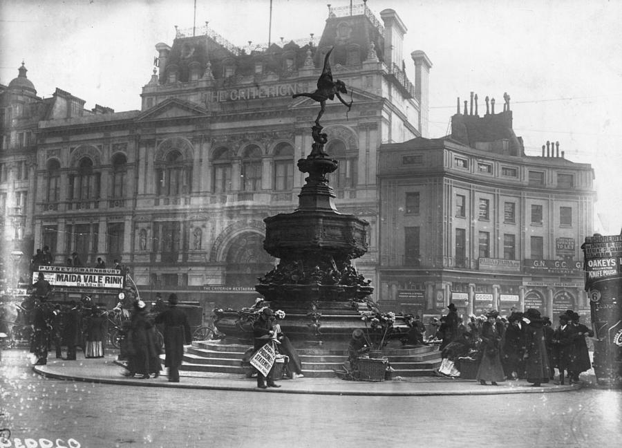 Piccadilly Circus Photograph by Hulton Archive Piccadilly Circus Photograph by Hulton Archive