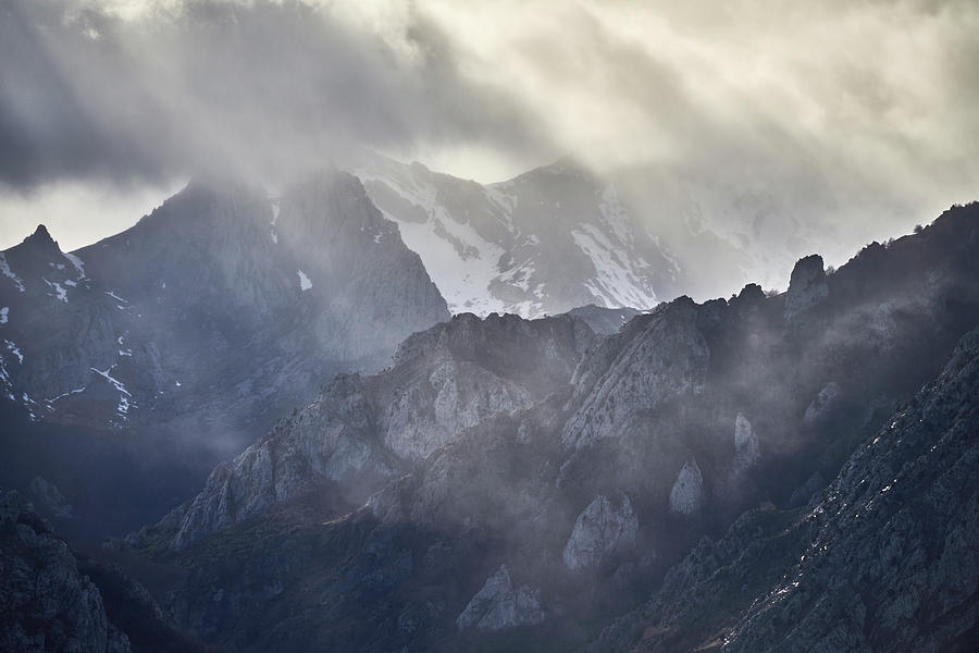 Picos De Europa, Riaño, Castilla Y Leon Mountainscape At Twilig ...