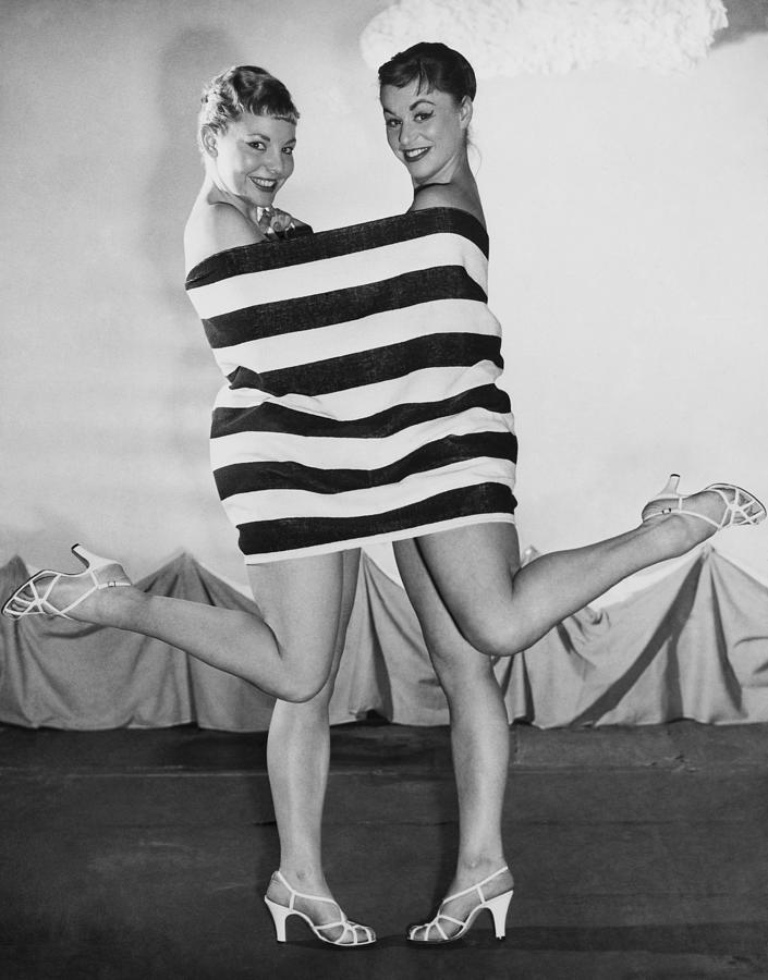 Pin Up, Barbara Ferris And Mary Preston Photograph by Keystone-france