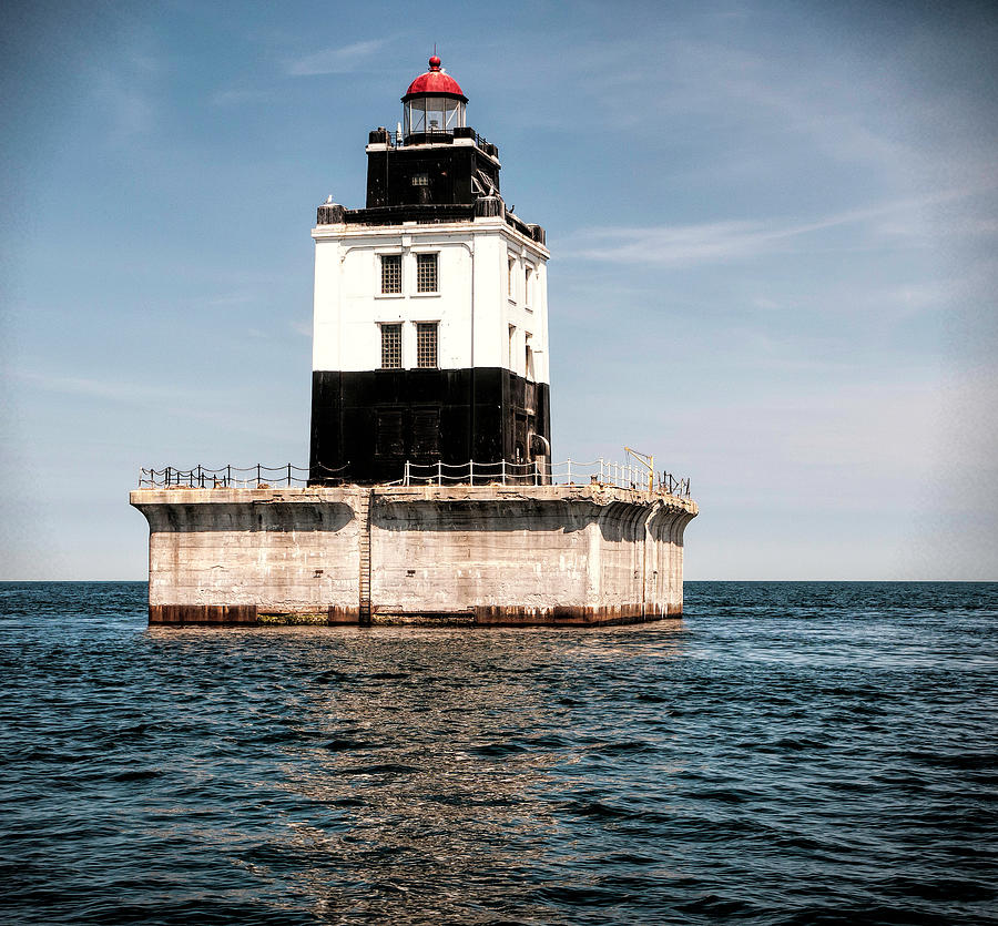 Lighthouse Photograph - Poe Reef Lighthouse by Phyllis Taylor